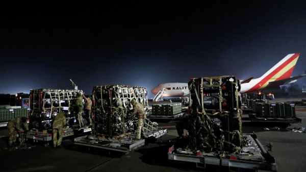 Ukrainian service members unpack Javelin anti-tank missiles, delivered by plane as part of the U.S. military support package for Ukraine, at the Boryspil International Airport outside Kyiv, Ukraine February 10, 2022.  REUTERS/Valentyn Ogirenko - Sputnik International