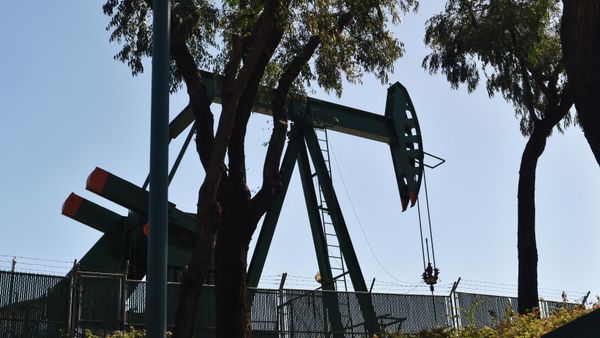 This photo taken on February 17, 2022 shows a working oil pumpjack in Signal Hill, California. - Californians filling up their cars on March 4, 2022 winced at the spiraling cost of gasoline, but largely shrugged as residents of the state that has long had the highest gas prices in the United States - Sputnik International