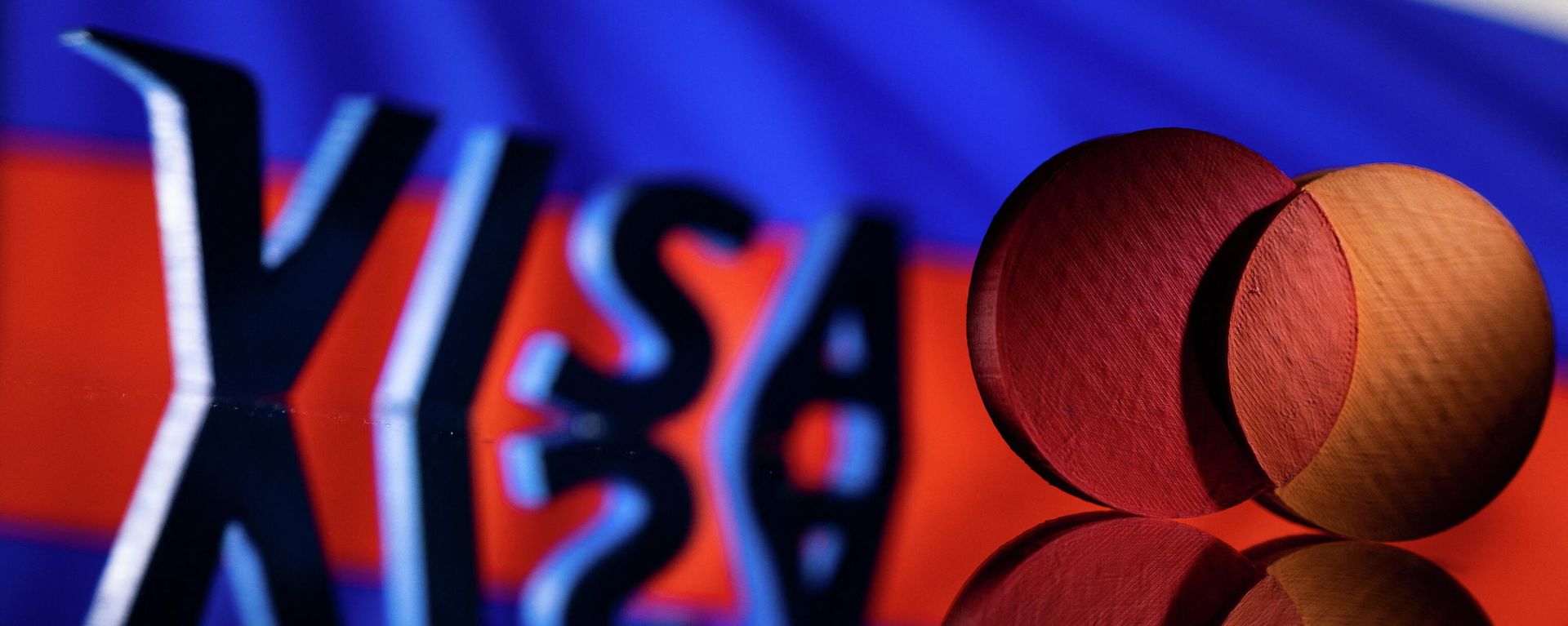 Visa and Mastercard logos are seen in front of Russian flag in this illustration taken March 1, 2022.  - Sputnik International, 1920, 05.03.2022