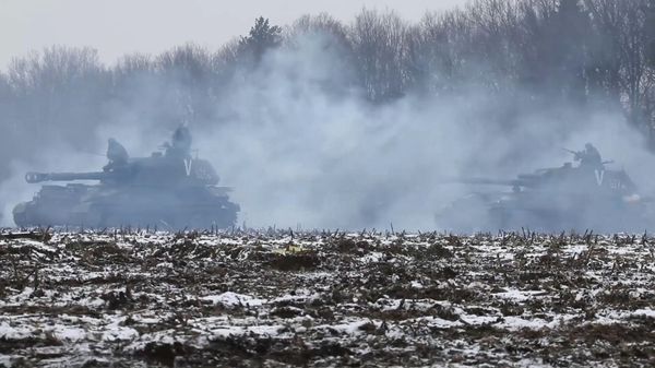 In this handout video grab released by the Russian Defence Ministry, Russian armored vehicles are seen in Kiev region, Ukraine - Sputnik International