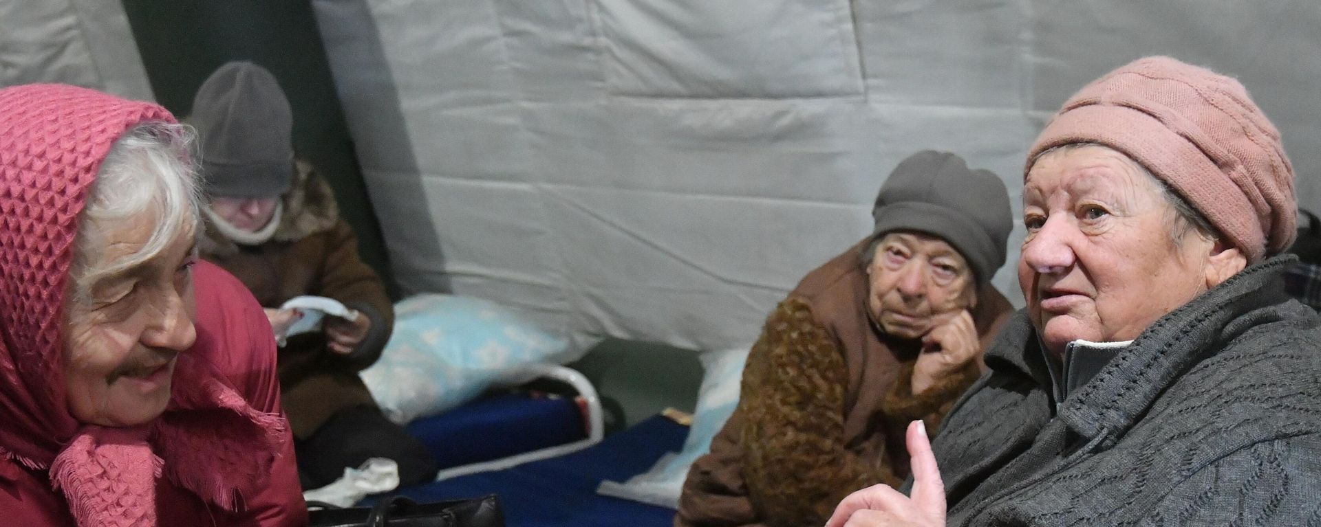 Refugees who fled from the territory controlled by Ukrainian forces near Mariupol, at a temporary shelter in are controlled by Donetsk People's Republic forces. - Sputnik International, 1920, 06.03.2022