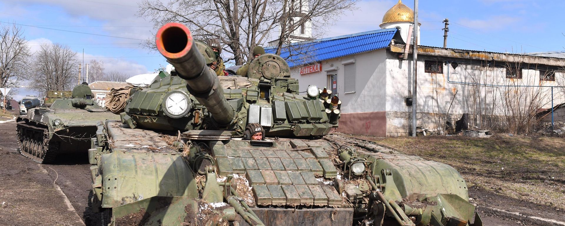 DPR People's Militia in a tank ride along the street of the village of Bugas.
 - Sputnik International, 1920, 07.03.2022