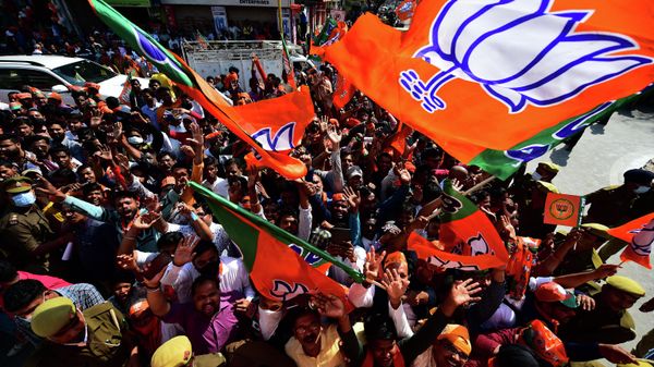 India's Bharatiya Janata Party (BJP) activists gather during a roadshow of Indian Prime Minister Narendra Modi ahead of the seventh phase of the Uttar Pradesh state assembly elections in Varanasi on March 4, 2022.  - Sputnik International