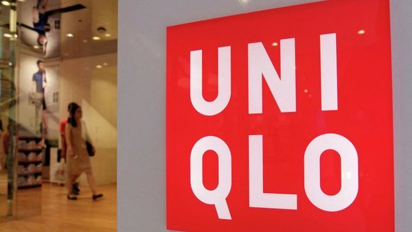 Shoppers walk inside Fast Retailing's Uniqlo casual clothing store in Tokyo, Japan July 10, 2014. - Sputnik International