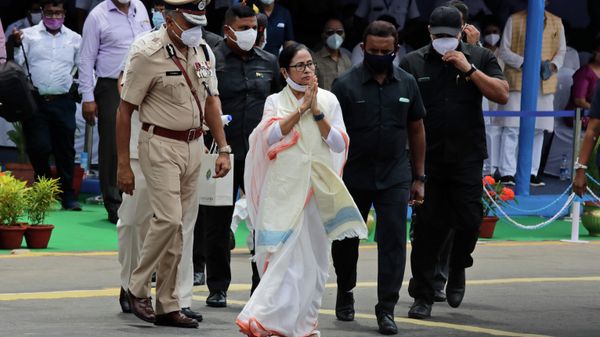 Mamata Banerjee, Chief Minister of West Bengal state, greets the audience during Independence Day parade in Kolkata, India, Sunday, Aug. 15, 2021.  - Sputnik International