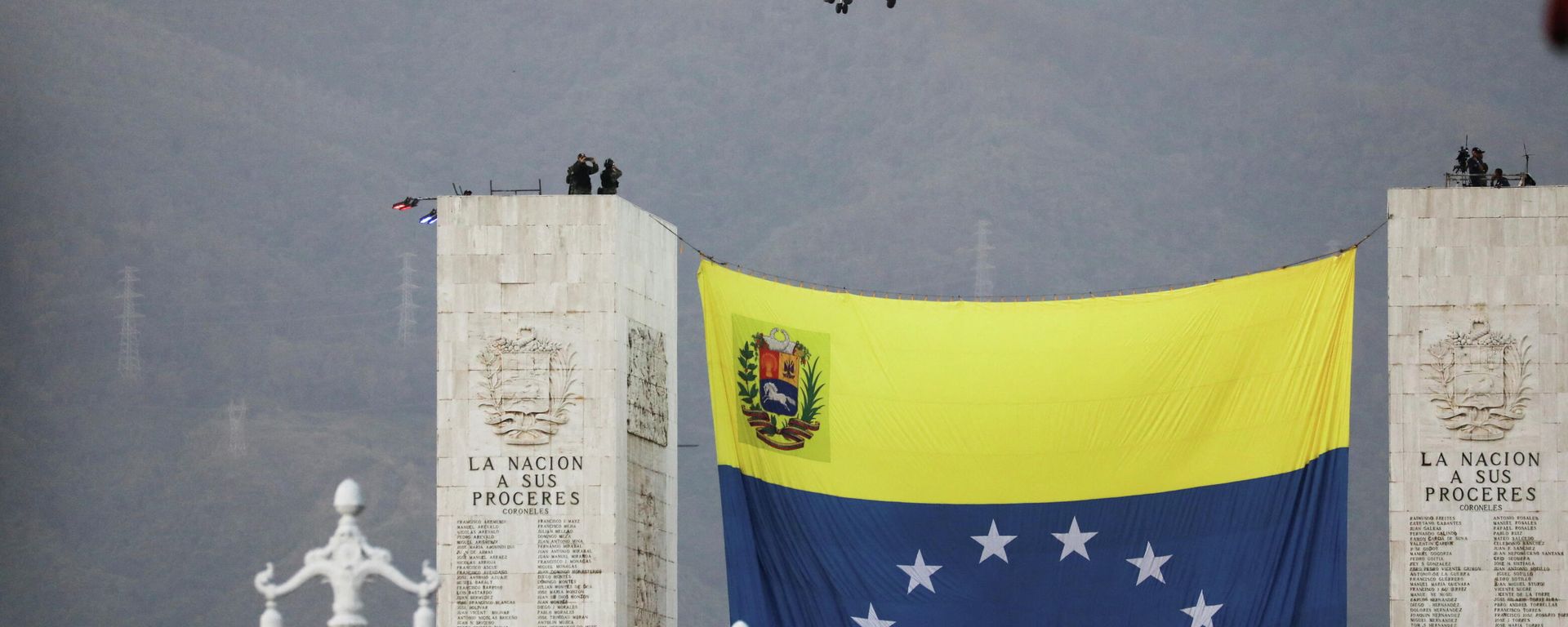A helicopter flies over a large Venezuelan flag during a military parade to celebrate the 210th anniversary of Venezuela's independence in Caracas, Venezuela, July 5, 2021. - Sputnik International, 1920, 09.03.2022