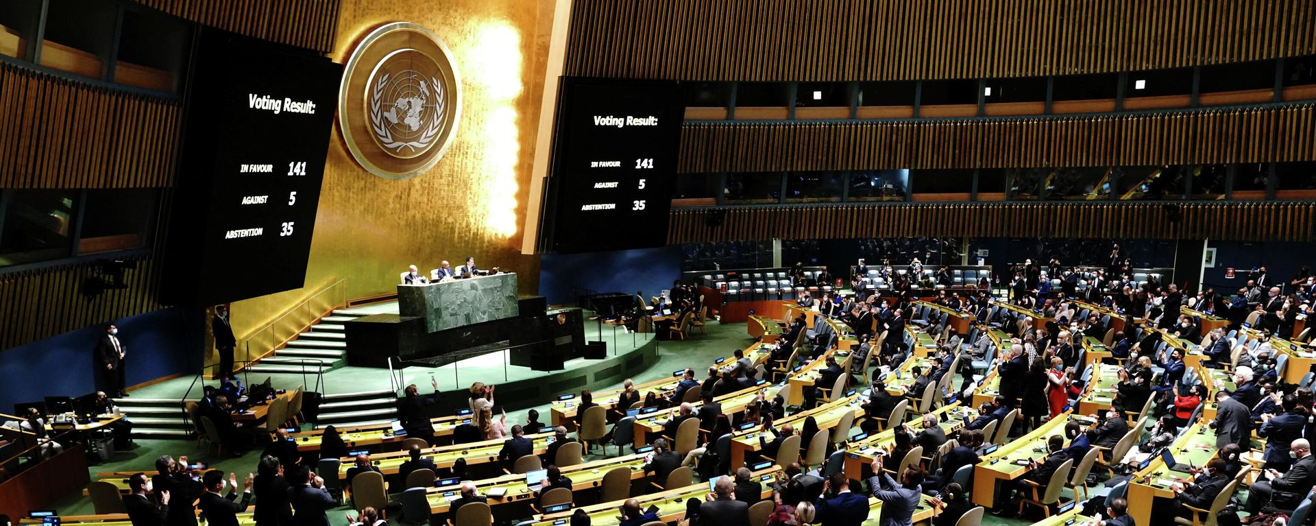 Delegates react as results of the voting are displayed during the 11th emergency special session of the 193-member U.N. General Assembly at the United Nations Headquarters in Manhattan, New York City, U.S., March 2, 2022 - Sputnik International, 1920, 09.03.2022