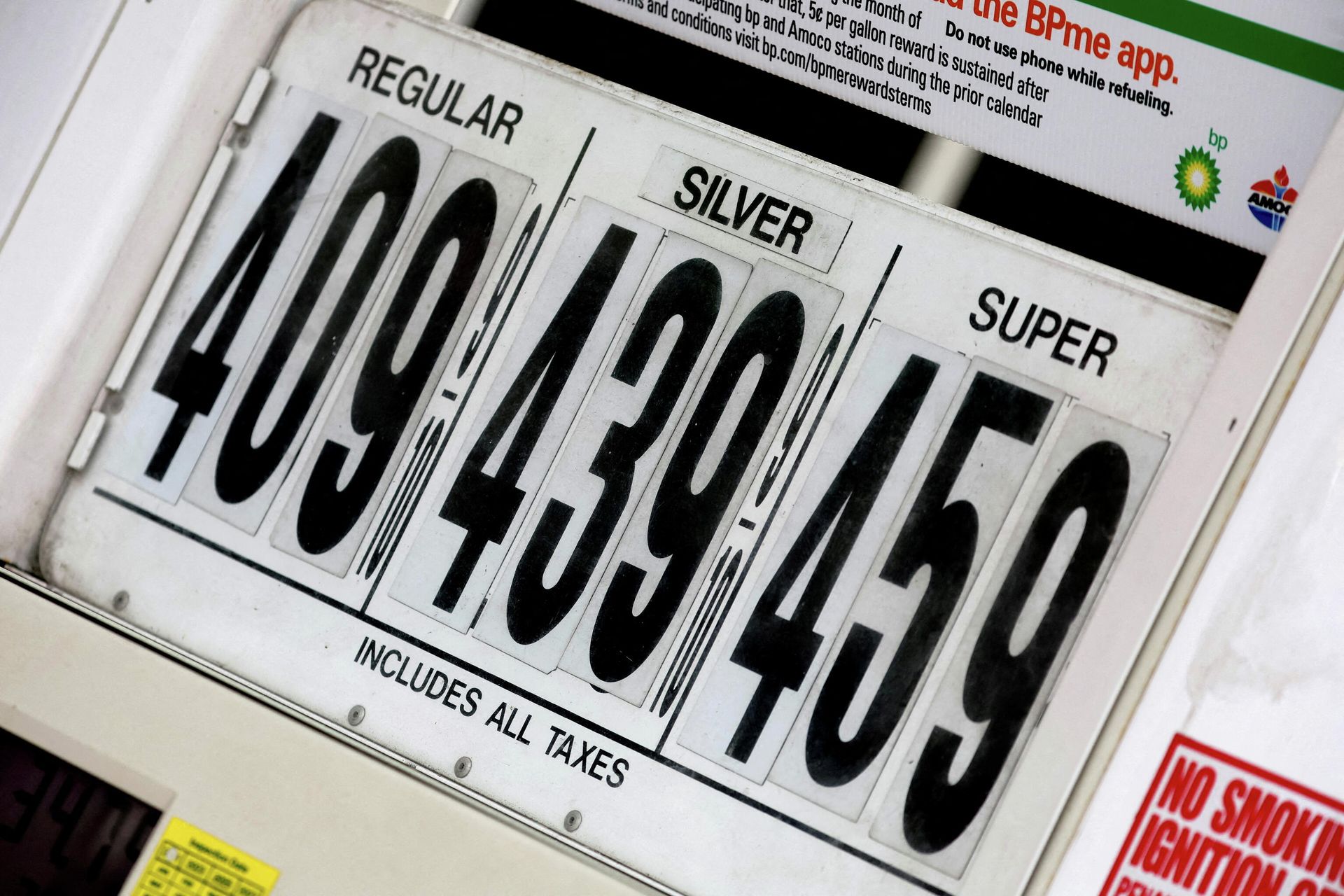 Gasoline prices are displayed on a pump at a gas station in Manhattan in New York City, New York, U.S., March 7, 2022 - Sputnik International, 1920, 28.03.2022