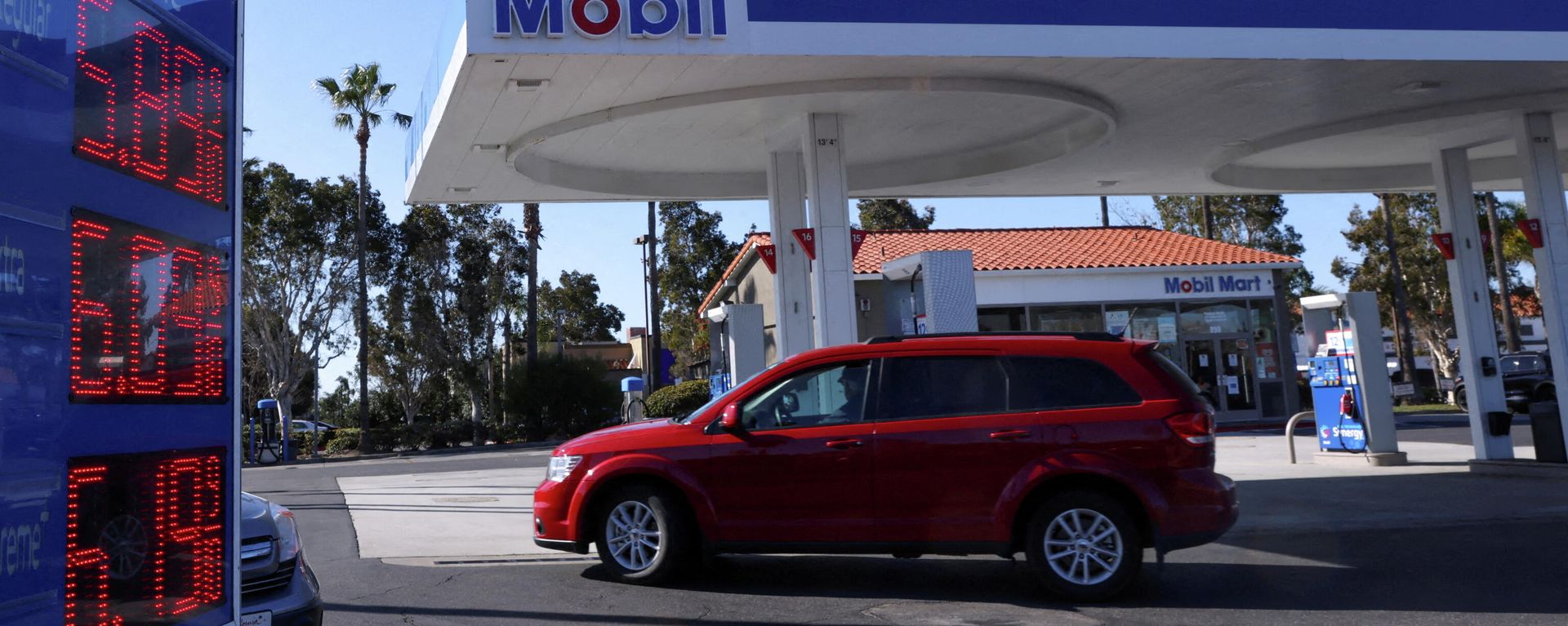 Gasoline prices are shown as they continue to rise in Carlsbad, California, U.S., March 7, 2022 Gasoline prices are shown as they continue to rise in Carlsbad, California, U.S., March 7, 2022 - Sputnik International, 1920, 18.03.2022