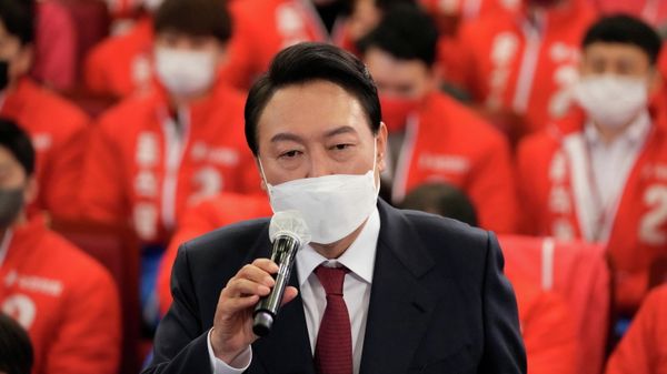 Yoon Suk Yeol, the presidential candidate of the main opposition People Power Party, who was elected South Korea’s new president on Thursday, speaks as he is congratulated by party’s members and lawmakers at the National Assembly in Seoul, South Korea March 10, 2022. - Sputnik International