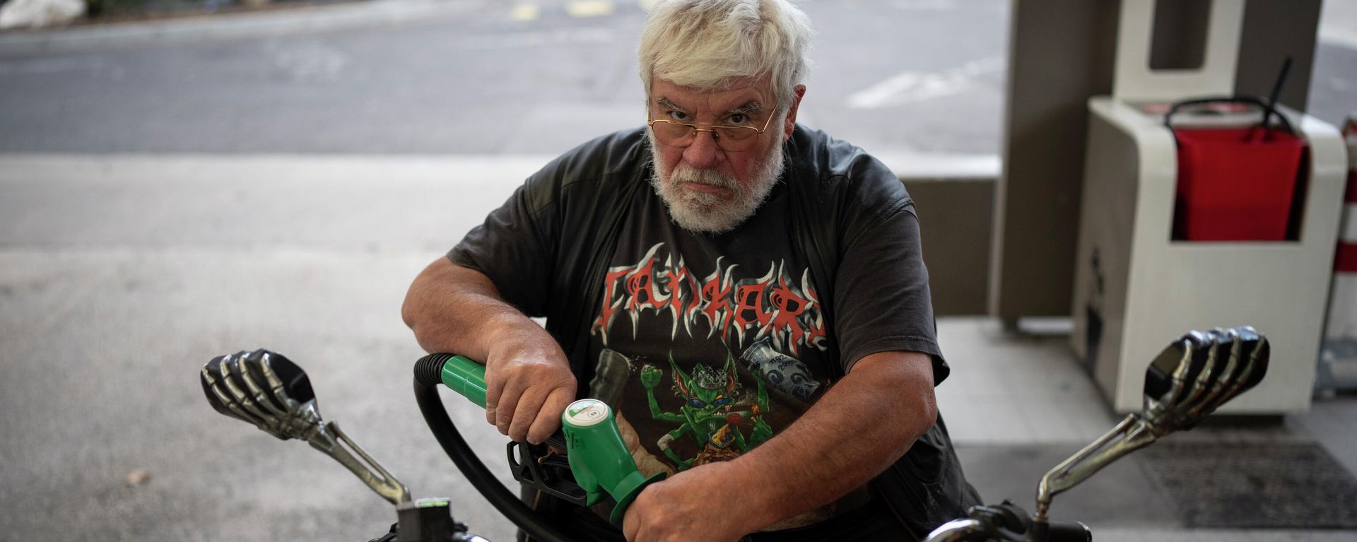 Jacques Petite fills his motorcycle with petrol at a gas station in Marseille, southern France, Thursday, Oct. 21, 2021 - Sputnik International, 1920, 10.03.2022