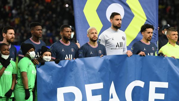 Paris Saint-Germain's Italian goalkeeper Gianluigi Donnarumma and Paris Saint-Germain's Brazilian forward Neymar holds a banner reading  Peace for all  prior the French L1 football match between Paris-Saint Germain (PSG) and Saint-Etienne (ASSE) at The Parc des Princes Stadium in Paris on February 26, 2022 - Sputnik International