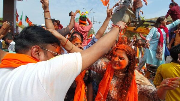 Bharatiya Janata Party Celebrating Outside BJP Office, New Delhi  - Sputnik International