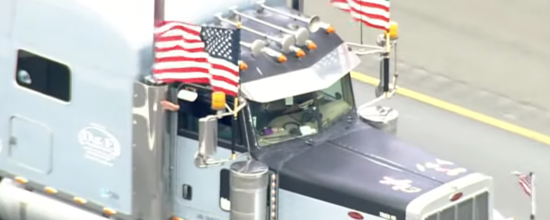 US Sen. Ted Cruz (R-TX) rides with the Freedom Convoy anti-mandate protest around the Capitol Beltway near Washington, DC, on March 10, 2022 - Sputnik International, 1920, 10.03.2022