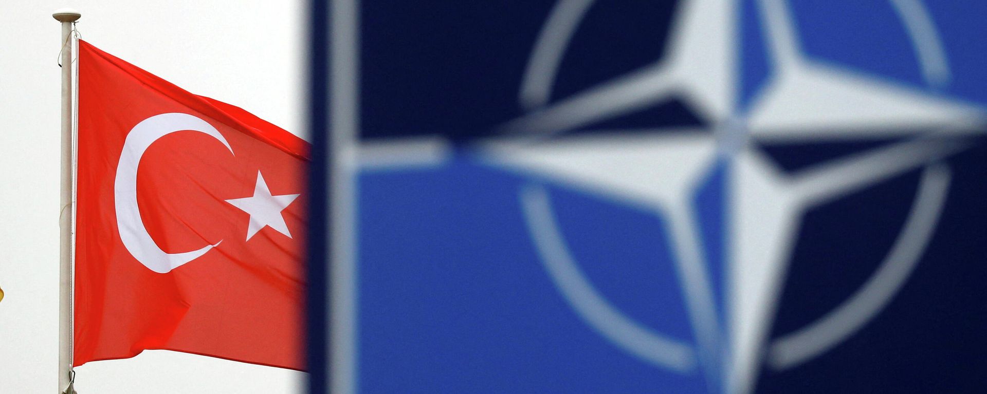 A Turkish flag flies next to NATO logo at the Alliance headquarters in Brussels, Belgium, November 26, 2019 - Sputnik International, 1920, 11.03.2022