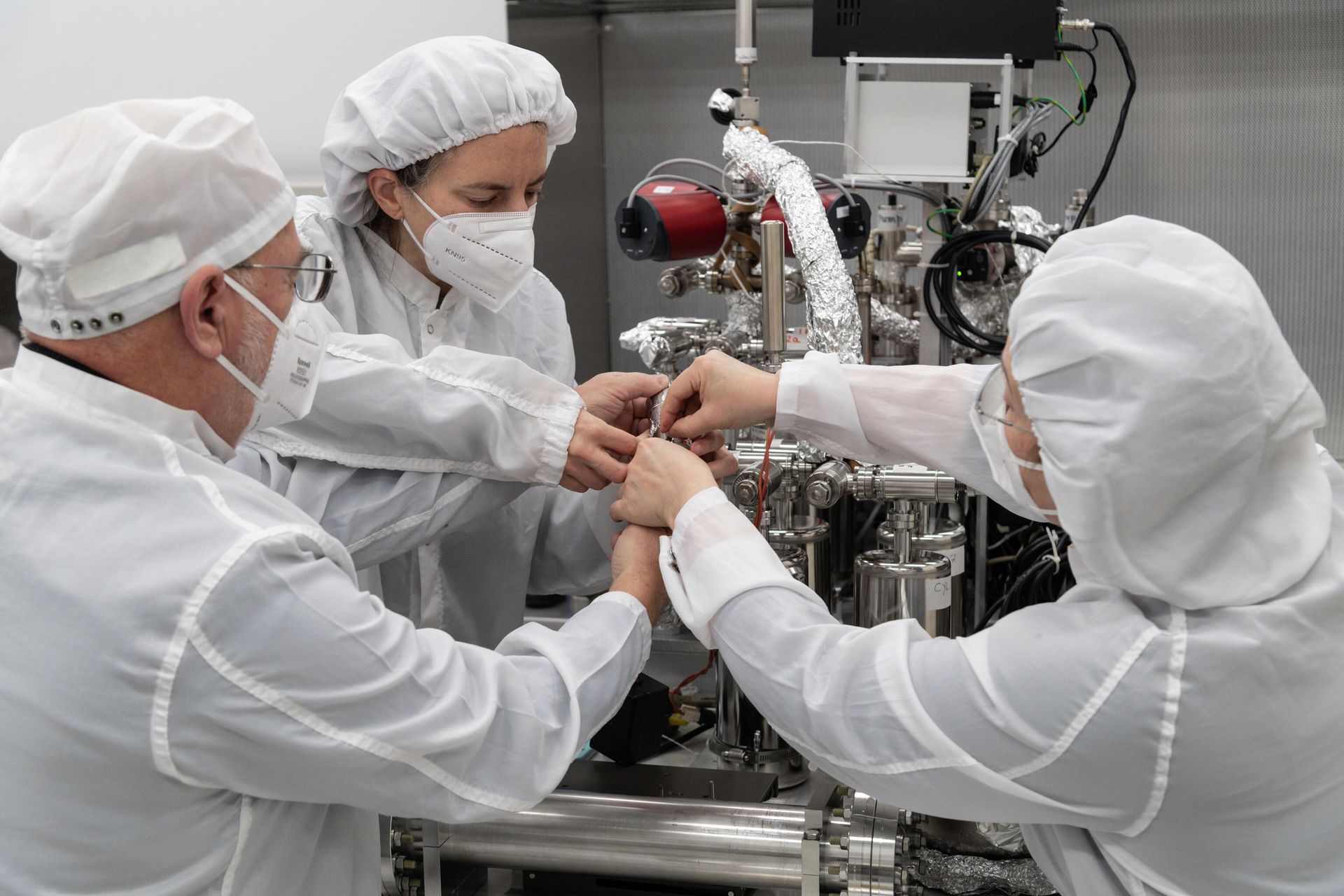 From left, Dr. Juliane Gross, Astromaterials Research and Exploration Science Division (ARES) deputy Apollo curator, alongside Drs. Alex Meshik, and Olga Pravdivtseva, from Washington University in St. Louis, begin a gas extraction process using the manifold. - Sputnik International, 1920, 11.03.2022