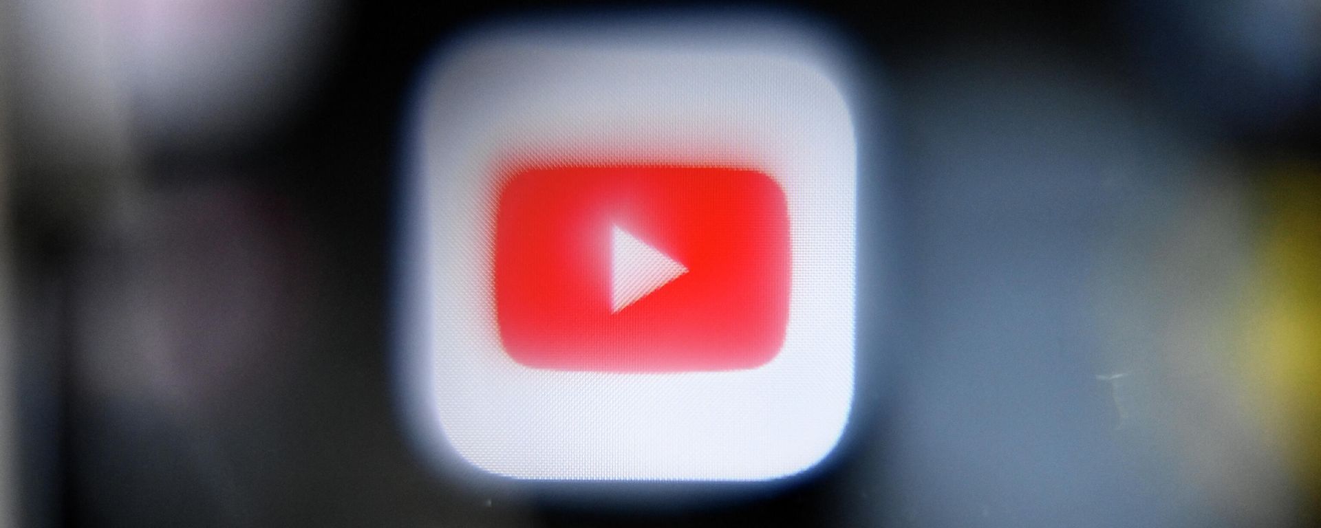 This picture taken in Moscow on October 12, 2021 shows the logo of Youtube social media on a smartphone screen.  - Sputnik International, 1920, 29.03.2022