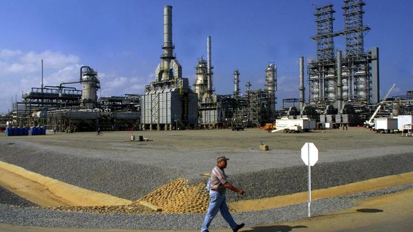 A worker walks past the Petrozuata Oil Refinery in the Orinoco oil belt in the Venezuelan eastern state of Anzoategui, February 13, 2001 - Sputnik International