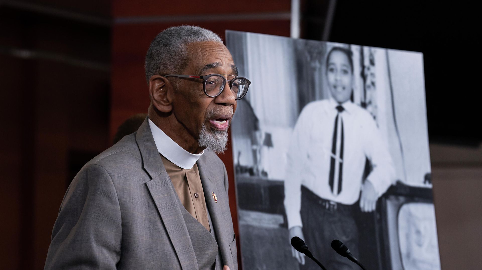 Rep. Bobby Rush, D-Ill., speaks during a news conference about the Emmett Till Anti-Lynching Act on Capitol Hill in Washington, on Feb. 26, 2020. Emmett Till, pictured at right, was a 14-year-old African-American who was lynched in Mississippi in 1955, after being accused of offending a white woman in her family's grocery store. Congress has given final approval to legislation that for the first time would make lynching a federal hate crime in the U.S. Rep. Bobby Rush, D-Ill., speaks during a news conference about the Emmett Till Anti-Lynching Act on Capitol Hill in Washington, on Feb. 26, 2020. Emmett Till, pictured at right, was a 14-year-old African-American who was lynched in Mississippi in 1955, after being accused of offending a white woman in her family's grocery store. Congress has given final approval to legislation that for the first time would make lynching a federal hate crime in the U.S. - Sputnik International, 1920, 11.03.2022