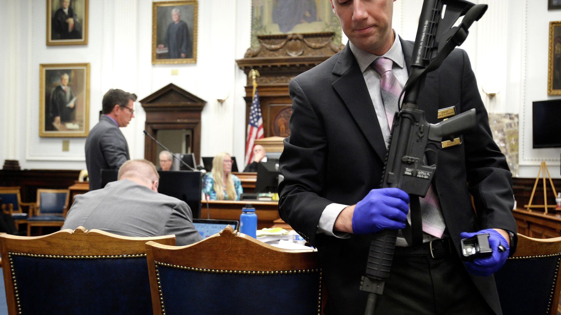 Kenosha Police Department Detective Martin Howard, right, picks up the weapon Kyle Rittenhouse used on Aug. 25, 2020, during Rittenhouse's trial at the Kenosha County Courthouse in Kenosha, Wis., on Nov. 8, 2021. Kenosha Police Department Detective Martin Howard, right, picks up the weapon Kyle Rittenhouse used on Aug. 25, 2020, during Rittenhouse's trial at the Kenosha County Courthouse in Kenosha, Wis., on Nov. 8, 2021. - Sputnik International, 1920, 12.03.2022