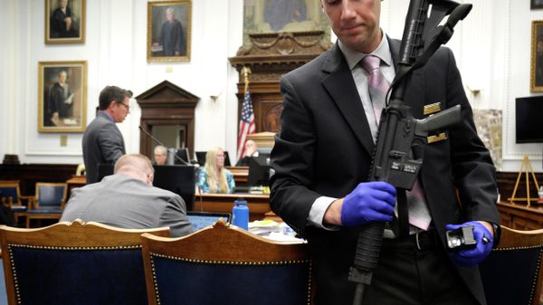 Kenosha Police Department Detective Martin Howard, right, picks up the weapon Kyle Rittenhouse used on Aug. 25, 2020, during Rittenhouse's trial at the Kenosha County Courthouse in Kenosha, Wis., on Nov. 8, 2021. Kenosha Police Department Detective Martin Howard, right, picks up the weapon Kyle Rittenhouse used on Aug. 25, 2020, during Rittenhouse's trial at the Kenosha County Courthouse in Kenosha, Wis., on Nov. 8, 2021. - Sputnik International