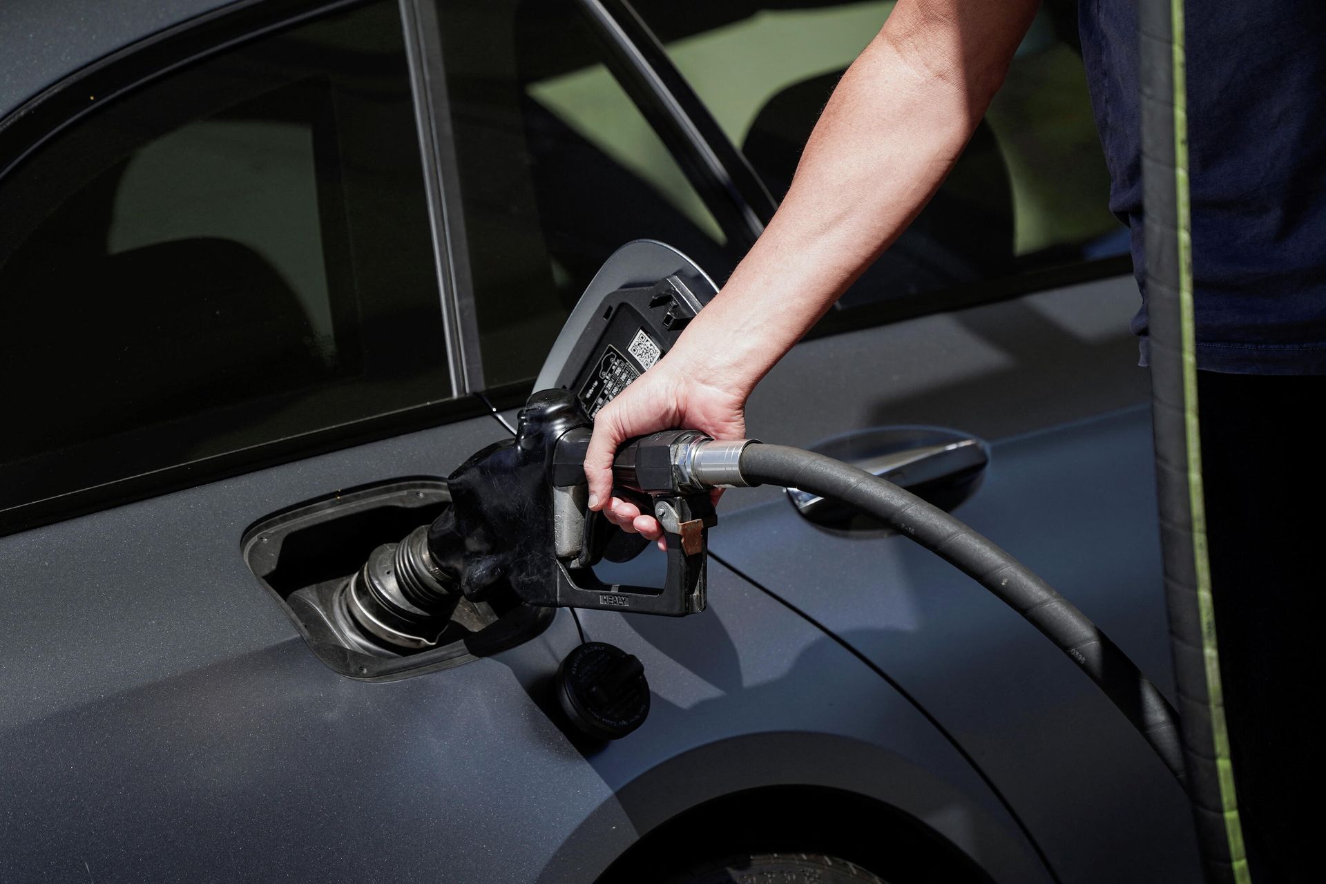 A customer refuels their vehicle at a Mobil gas station in Beverly Boulevard in West Hollywood, California, U.S., March 10, 2022 - Sputnik International, 1920, 17.03.2022