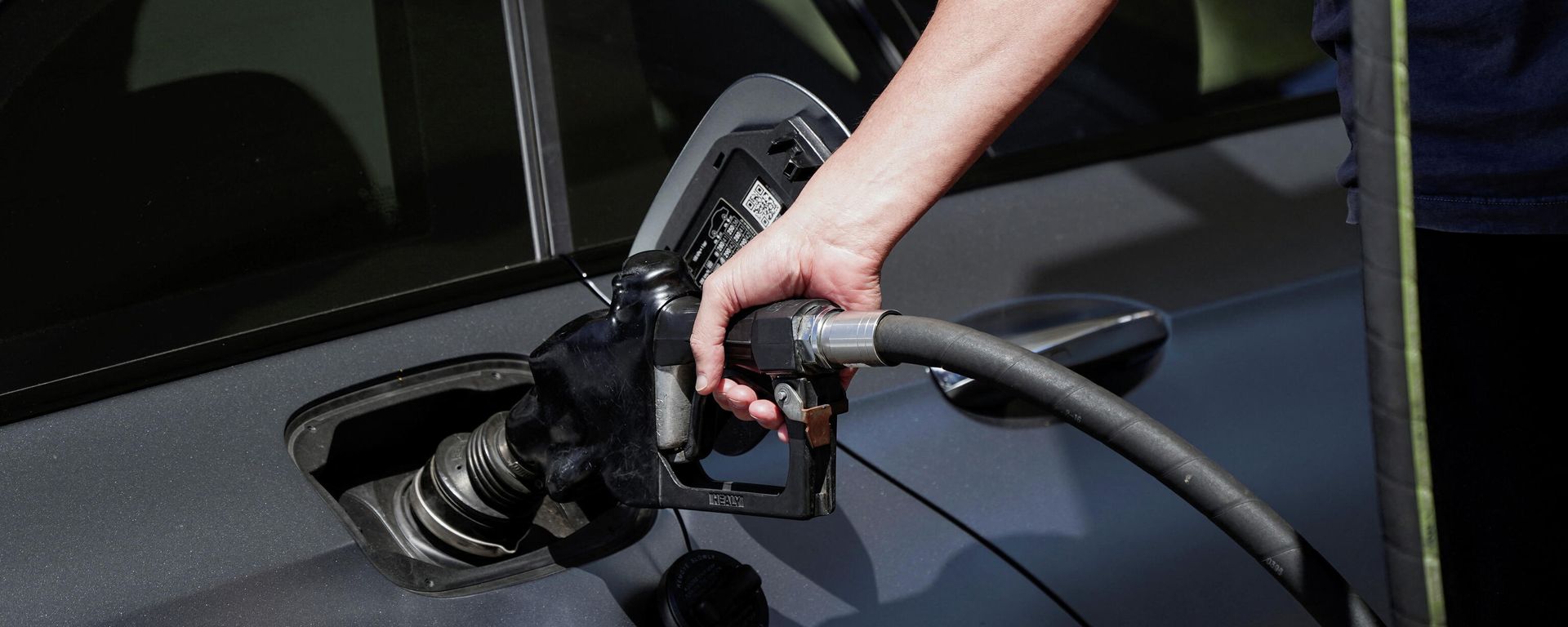 A customer refuels their vehicle at a Mobil gas station in Beverly Boulevard in West Hollywood, California, U.S., March 10, 2022 - Sputnik International, 1920, 12.03.2022