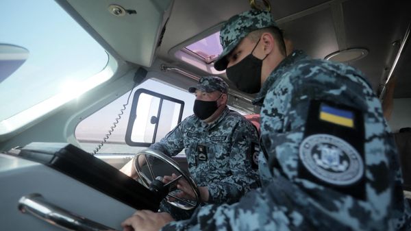 Ukrainian border guards patrol the Sea of Azov off the city of Mariupol on April 30, 2021 - Sputnik International