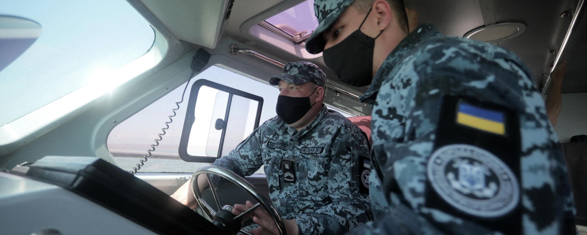 Ukrainian border guards patrol the Sea of Azov off the city of Mariupol on April 30, 2021 Ukrainian border guards patrol the Sea of Azov off the city of Mariupol on April 30, 2021 - Sputnik International, 1920, 12.03.2022