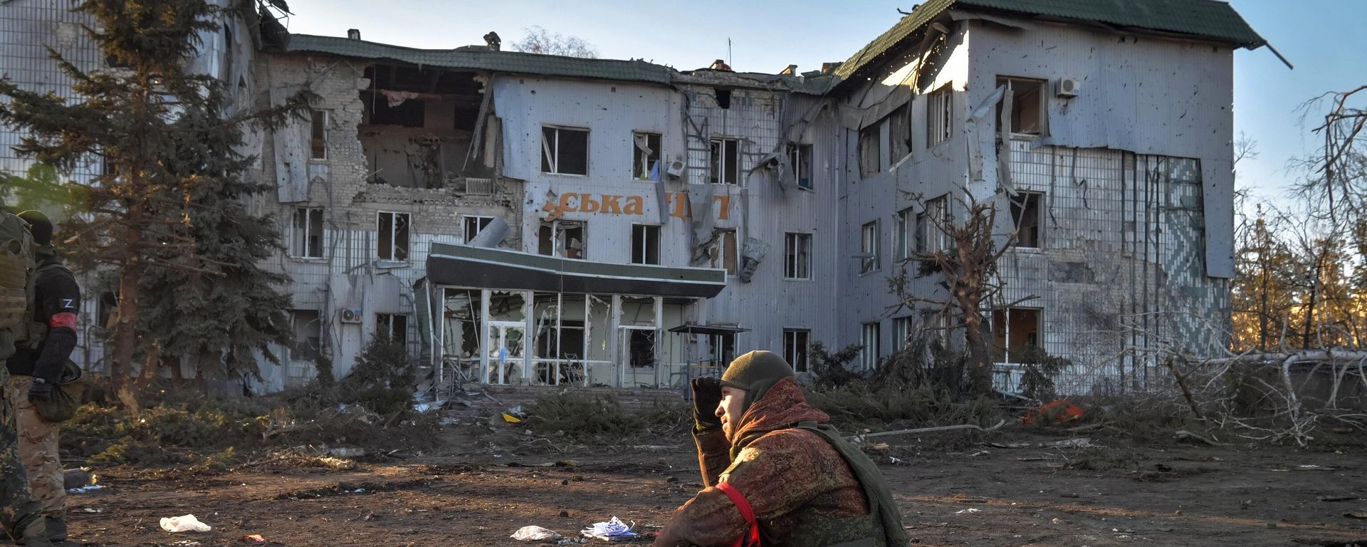 A fighter of the People's Militia of the DPR near the building of the city hospital, which was destroyed as a result of shelling in Volnovakha. A fighter of the People's Militia of the DPR near the building of the city hospital, which was destroyed as a result of shelling in Volnovakha. - Sputnik International, 1920, 13.03.2022