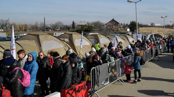 Refugees queue as they wait for further transport at the Medyka border crossing, after crossing at the Ukrainian-Polish border, southeastern Poland on March 12, 2022 - Sputnik International