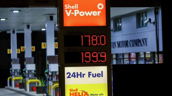 Increased fuel prices are displayed at a filling station as Russia's invasion of Ukraine continues, in Long Stratton - Sputnik International