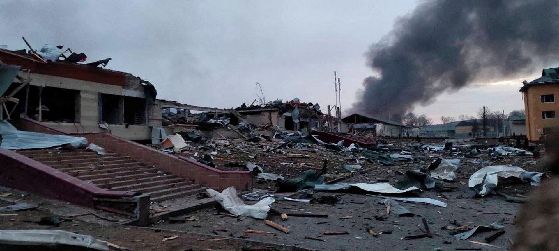Smoke rises amid damaged buildings following an attack on the Yavorov military base, in Yavorov, Lvov Oblast, Ukraine, March 13, 2022 in this picture obtained from social media. @BackAndAlive/via REUTERS  THIS IMAGE HAS BEEN SUPPLIED BY A THIRD PARTY. MANDATORY CREDIT. NO RESALES. NO ARCHIVES. - Sputnik International, 1920, 14.03.2022
