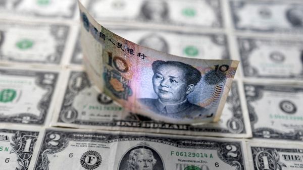 Chinese yuan banknote is displayed on U.S. Dollar banknotes in this illustration taken, February 14, 2022. REUTERS/Dado Ruvic/Illustration - Sputnik International