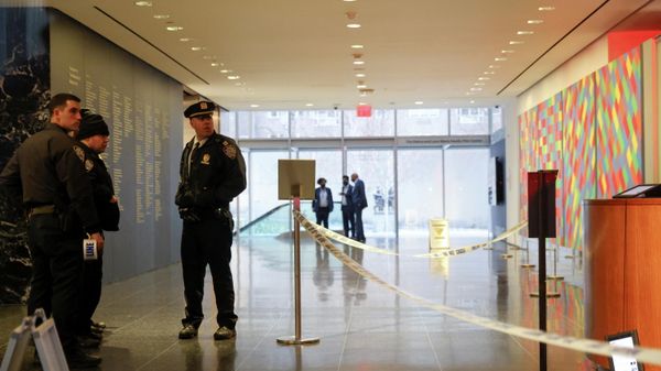 Members of the New York City Police Department (NYPD) gather in the lobby of the Museum of Modern Art (MOMA) after an alleged multiple stabbing incident, in New York, U.S., March 12, 2022. - Sputnik International