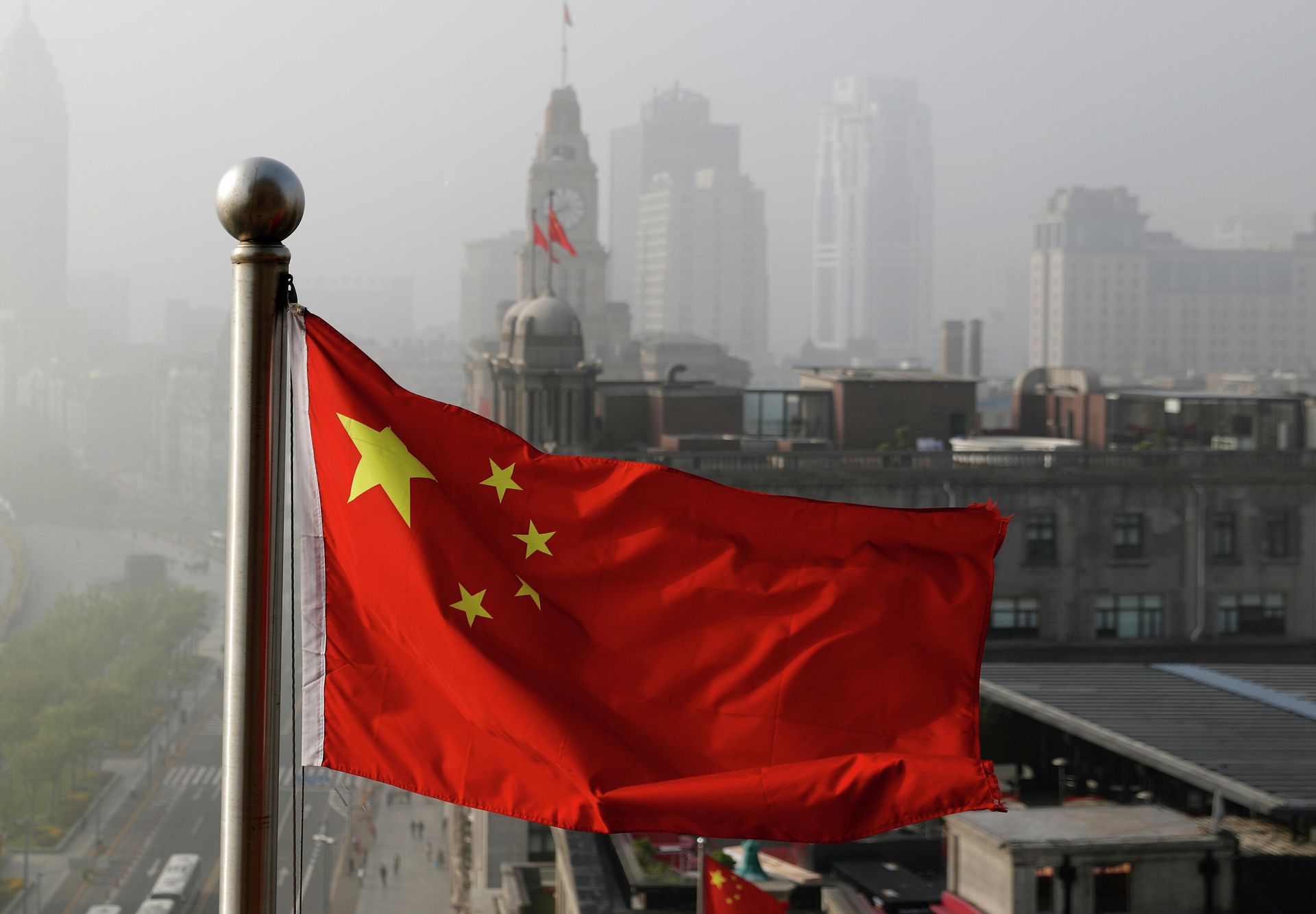 In this April 14, 2016 file photo, a Chinese national flag flutters against the office buildings in Shanghai, China.  - Sputnik International, 1920, 16.05.2022