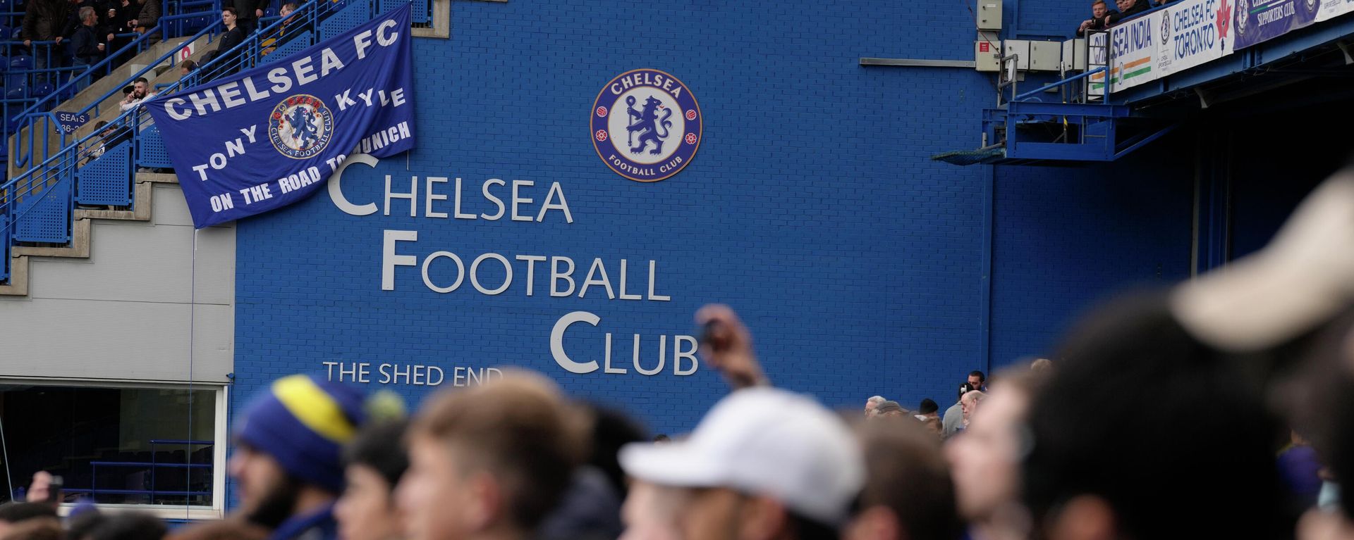 Chelsea supporters wait for the start of the English Premier League soccer match between Chelsea and Newcastle United at Stamford Bridge stadium in London, Sunday, March 13, 2022. - Sputnik International, 1920, 18.04.2022