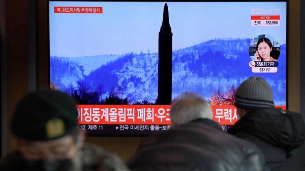 People watch a TV broadcasting file footage of a news report on North Korea firing what appeared to be a ballistic missile, in Seoul, South Korea, February 27, 2022. - Sputnik International