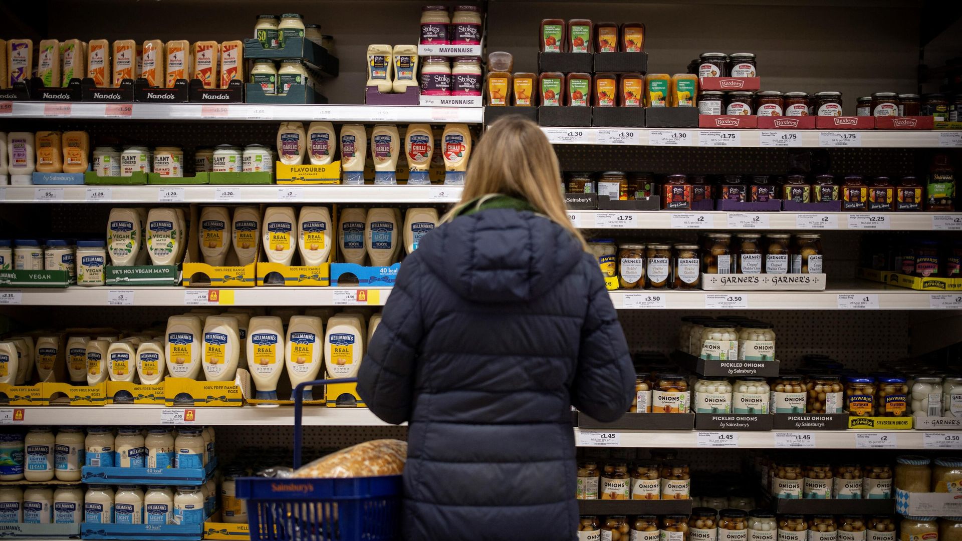 A customer shops for mayonnaise and condiments at a Sainsbury's supermarket in Walthamstow, east London on February 13, 2022 A customer shops for mayonnaise and condiments at a Sainsbury's supermarket in Walthamstow, east London on February 13, 2022 - Sputnik International, 1920, 14.03.2022