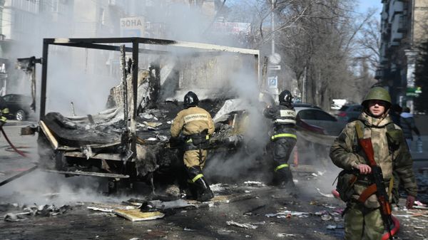 Damaged car as a result of shelling in the center of Donetsk. According to the headquarters of the territorial defense of the DPR, twenty people were killed, nine were injured due to the attack of Ukrainian troops on Donetsk using the Tochka-U missile - Sputnik International