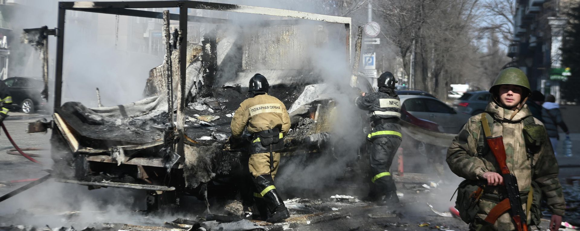 Damaged car as a result of shelling in the center of Donetsk. According to the headquarters of the territorial defense of the DPR, twenty people were killed, nine were injured due to the attack of Ukrainian troops on Donetsk using the Tochka-U missile - Sputnik International, 1920, 14.03.2022