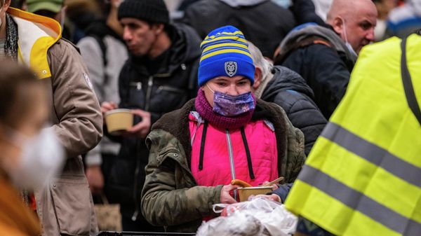 Volunteers distribute food to Ukrainian refugees at a makeshift cafeteria in Berlin's central railway station (Hauptbahnhof) on March 8, 2022. - Sputnik International