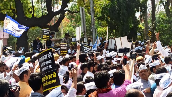 AAP workers protesting against the BJP over Delay in MCD Polls - Sputnik International