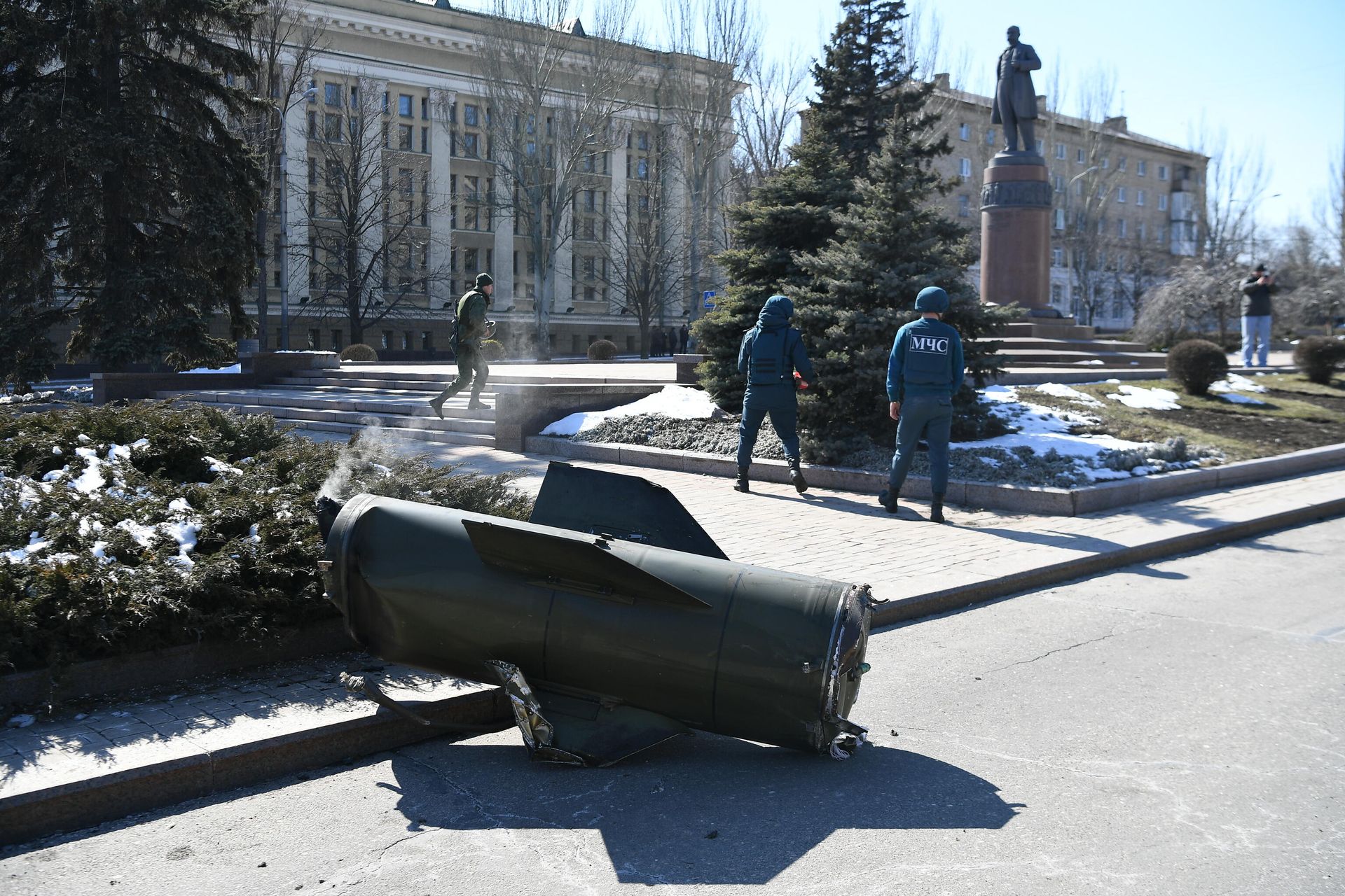 Emergency Situations Ministry officers walk near a fragment of a Ukrainian Tochka-U missile which had been shot down near the Government House in the city center during a recent shelling in Donetsk, Donetsk People's Republic. - Sputnik International, 1920, 16.06.2022
