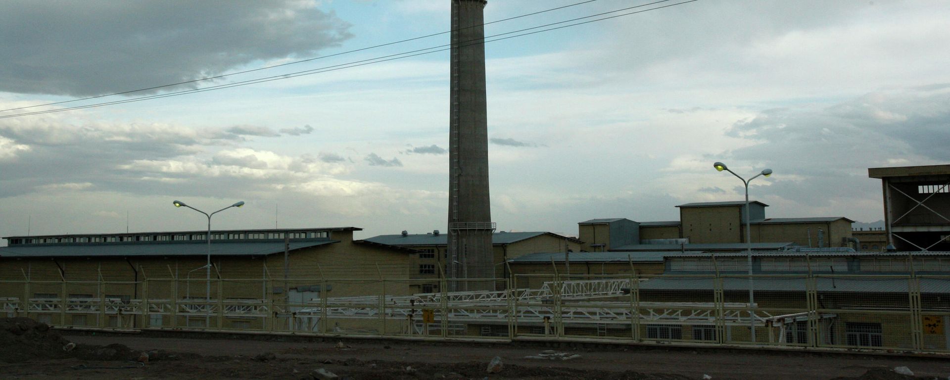 In this picture taken April 9, 2009 the exterior view of Iran's Uranium Conversion Facility outside the city of Isfahan, 255 miles (410 kilometers) south of the capital Tehran is photographed. In this picture taken April 9, 2009 the exterior view of Iran's Uranium Conversion Facility outside the city of Isfahan, 255 miles (410 kilometers) south of the capital Tehran is photographed. - Sputnik International, 1920, 12.08.2022