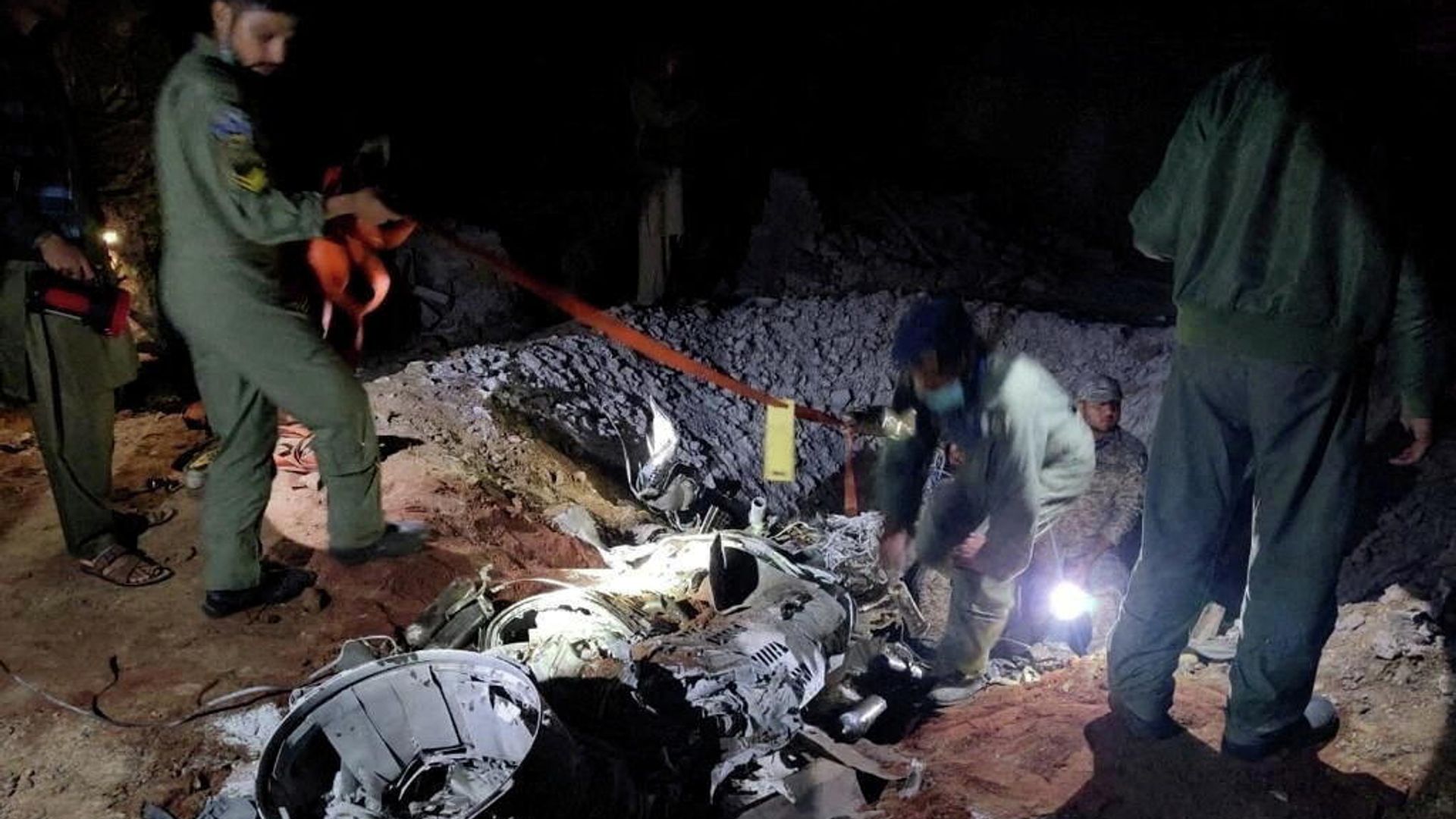 People work around what Pakistani security sources say is the remains of a missile fired into Pakistan from India, near Mian Channu, Pakistan, March 9, 2022 People work around what Pakistani security sources say is the remains of a missile fired into Pakistan from India, near Mian Channu, Pakistan, March 9, 2022 - Sputnik International, 1920, 15.03.2022