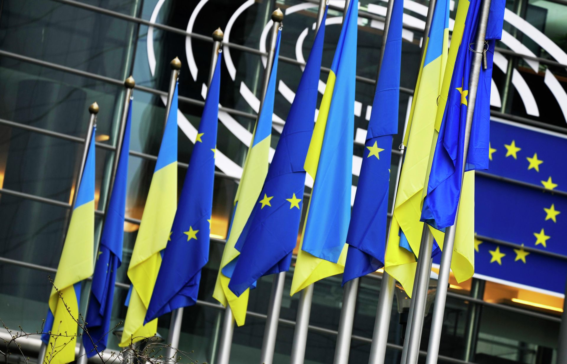 Ukraine and European Union flags hang together on the exterior of the building prior to an extraordinary plenary session on Ukraine at the European Parliament in Brussels, Tuesday, March 1, 2022 Ukraine and European Union flags hang together on the exterior of the building prior to an extraordinary plenary session on Ukraine at the European Parliament in Brussels, Tuesday, March 1, 2022 - Sputnik International, 1920, 24.03.2022