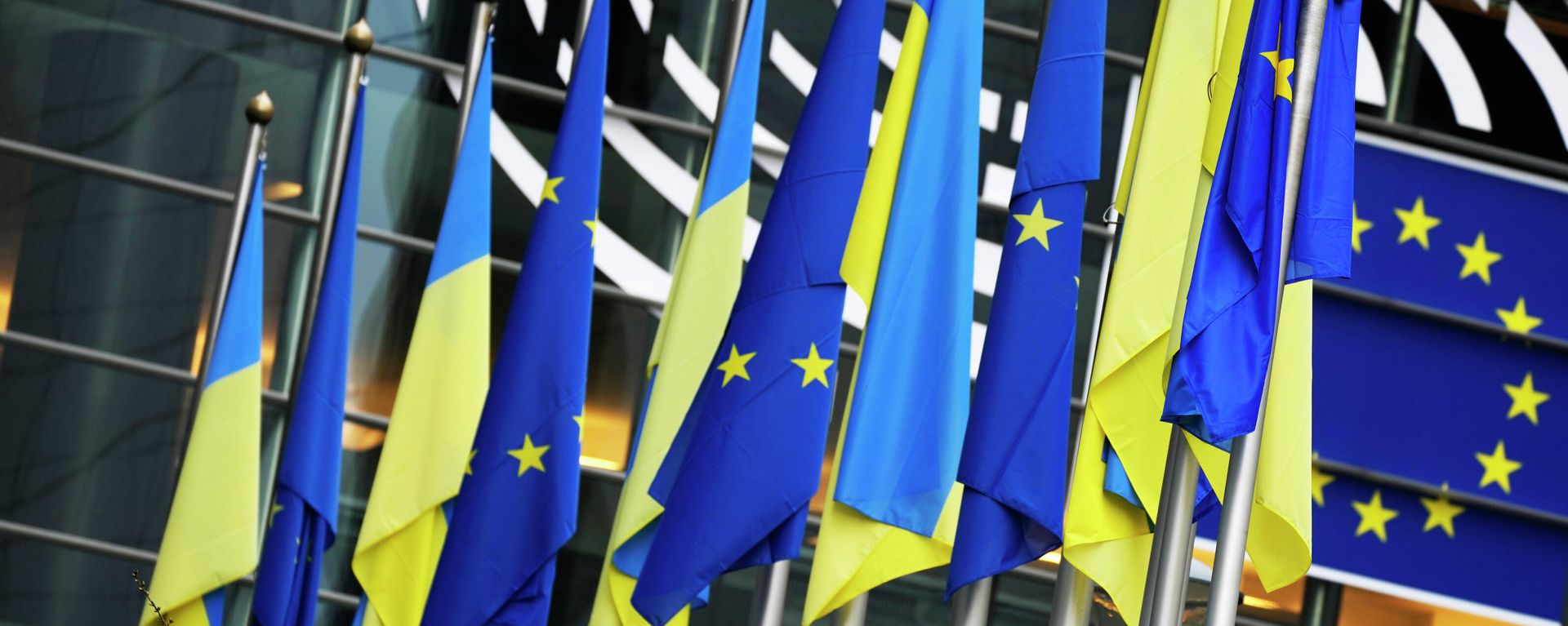 Ukraine and European Union flags hang together on the exterior of the building prior to an extraordinary plenary session on Ukraine at the European Parliament in Brussels, Tuesday, March 1, 2022 Ukraine and European Union flags hang together on the exterior of the building prior to an extraordinary plenary session on Ukraine at the European Parliament in Brussels, Tuesday, March 1, 2022 - Sputnik International, 1920, 02.02.2023