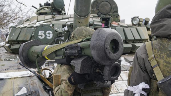 A serviceman of the DPR People's Militia carries a captured Javelin anti-tank missile in Mariupol region, Donetsk People's Republic - Sputnik International