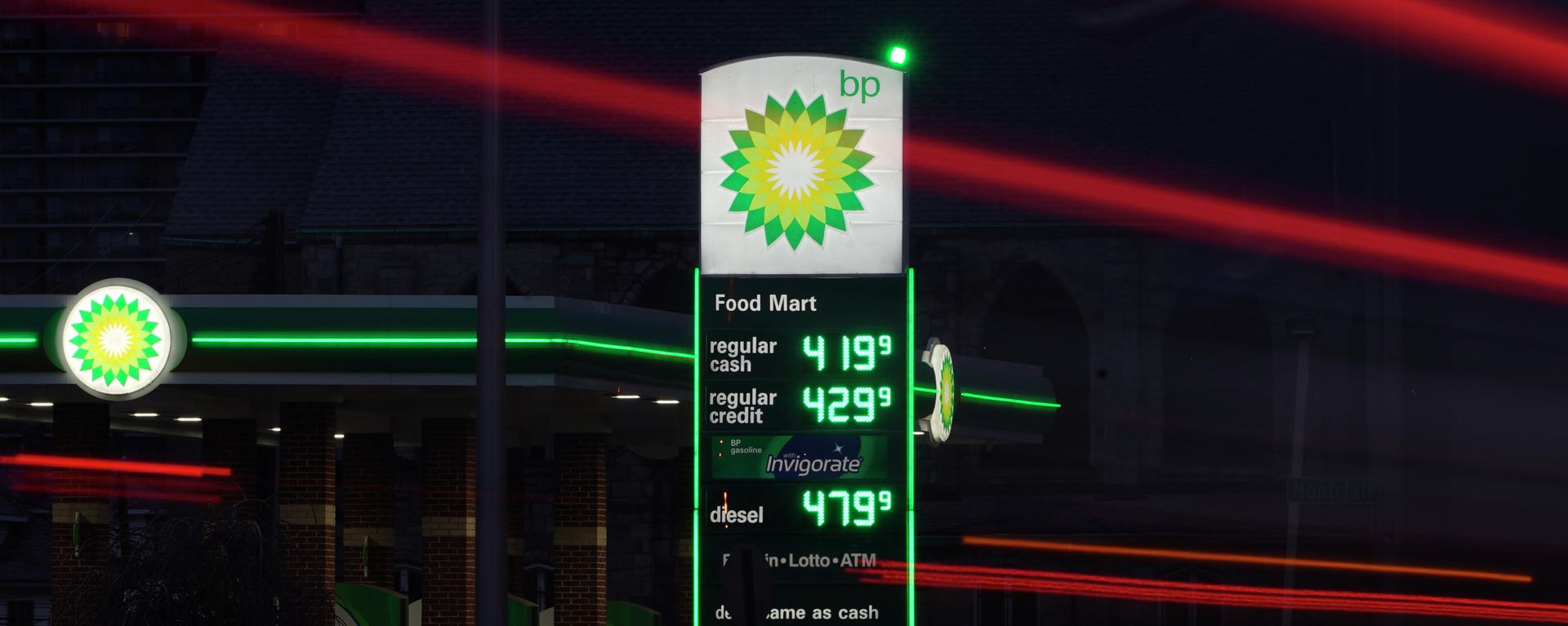 Vehicle lights pass a price board at a BP gas station in Detroit, Monday, March 7, 2022. - Sputnik International, 1920, 16.03.2022
